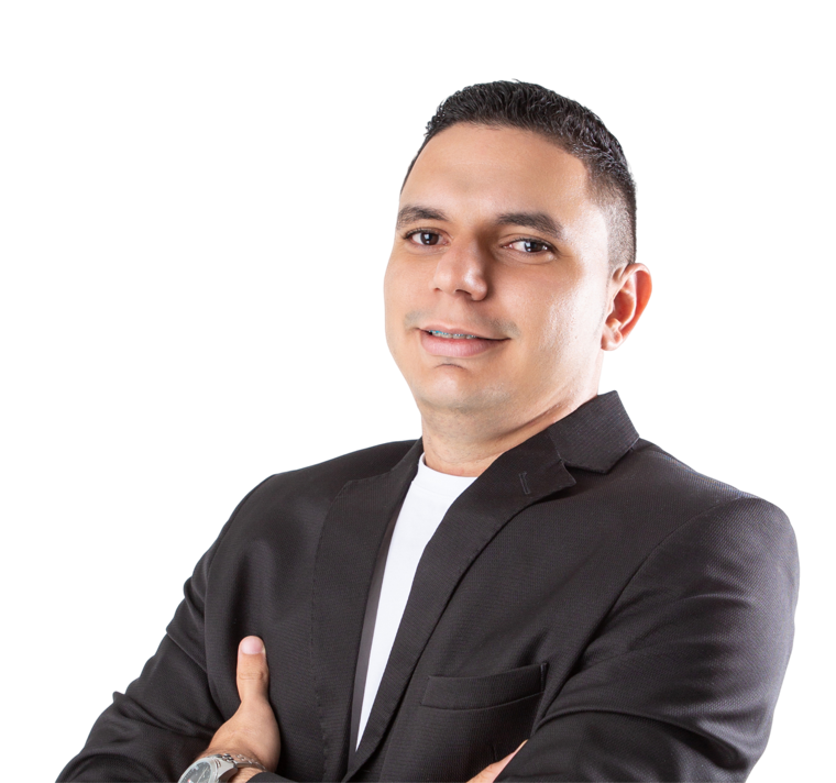 Caio Vasconcelos de braços cruzados